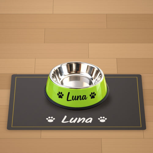 Gamelle personnalisée Luna posée sur son tapis de repas personnalisé assorti